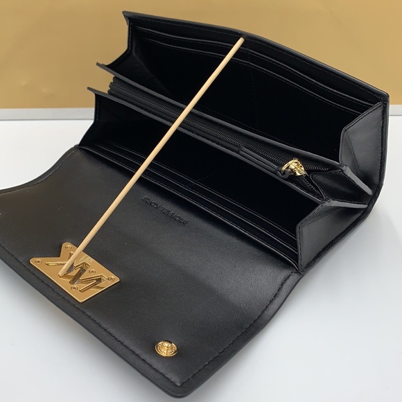 Brand New with Tag
Michael Kors Large Mimi Bifold Wallet
Color: BLACK - Picture 12 of 16